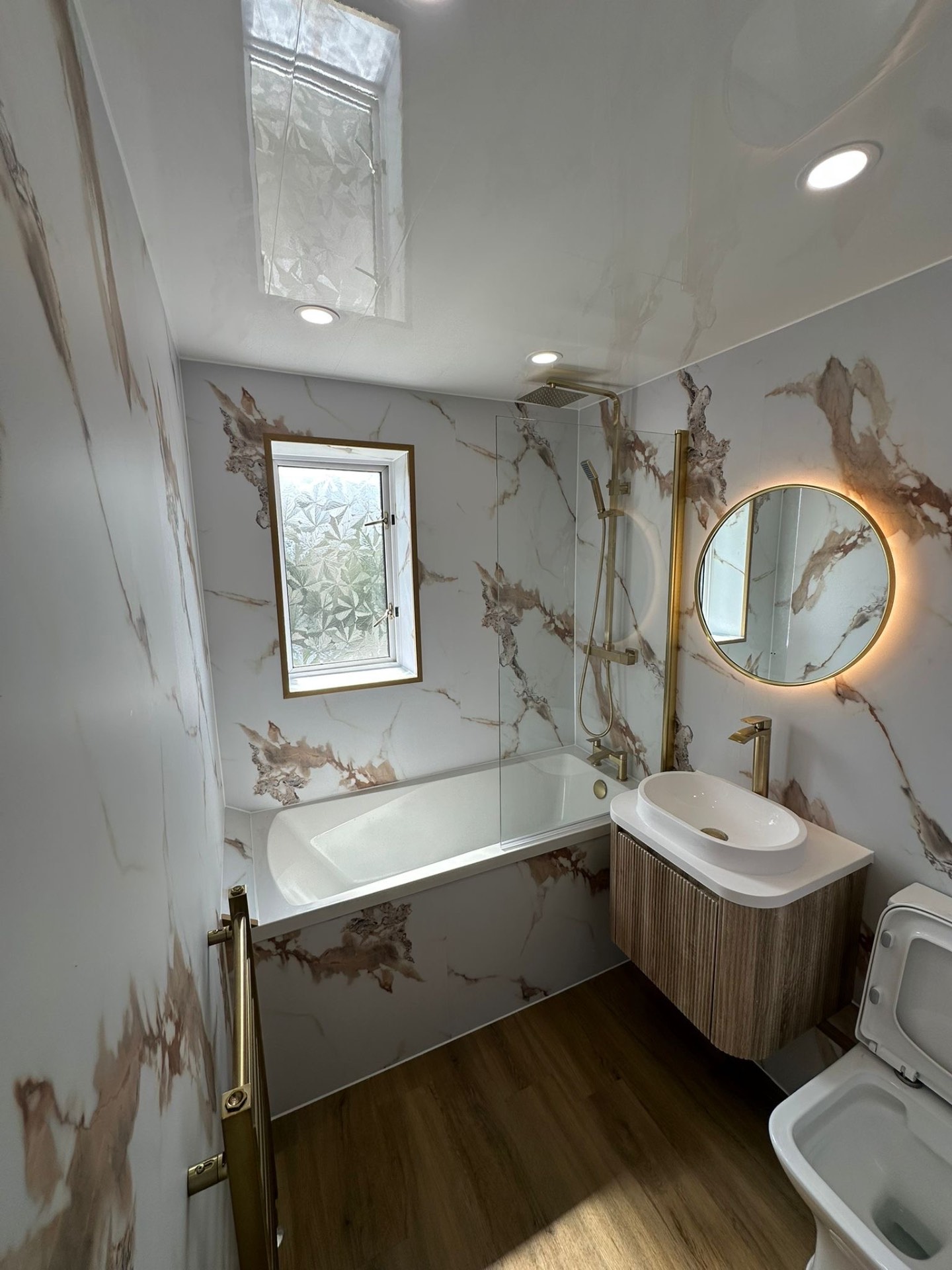 Marble-effect bathroom with gold fittings